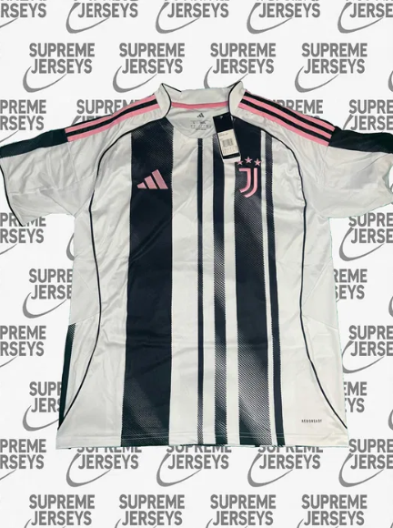 Домакински екип на Ювентус 2025/26