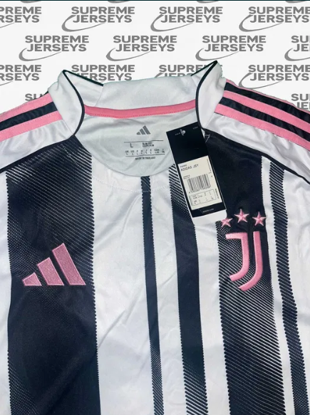 Домакински екип на Ювентус 2025/26