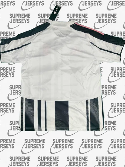 Домакински екип на Ювентус 2025/26